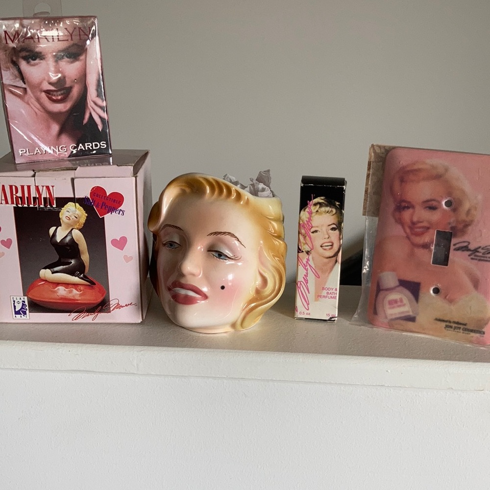 Assorted Marilyn Monroe memorabilia